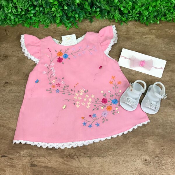 Vestido Trapézio Flores Rosa com Bordados Coloridos