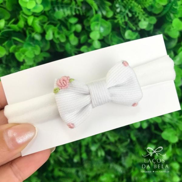 Laço Isa Petit Branco com Bordado Rococó Rosa Bebê