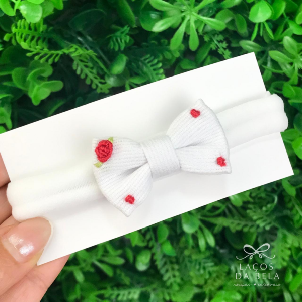 Laço Isa Petit Branco com Bordado Rococó Vermelho