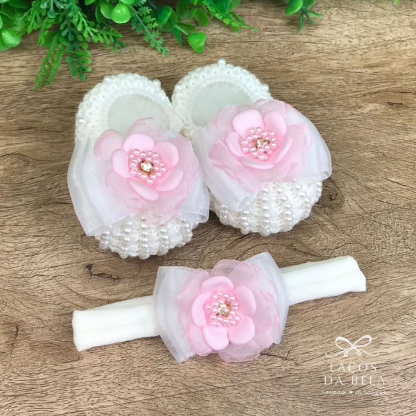 Sapatinho com Faixinha Branco com Flor Organza Rosa Bebê