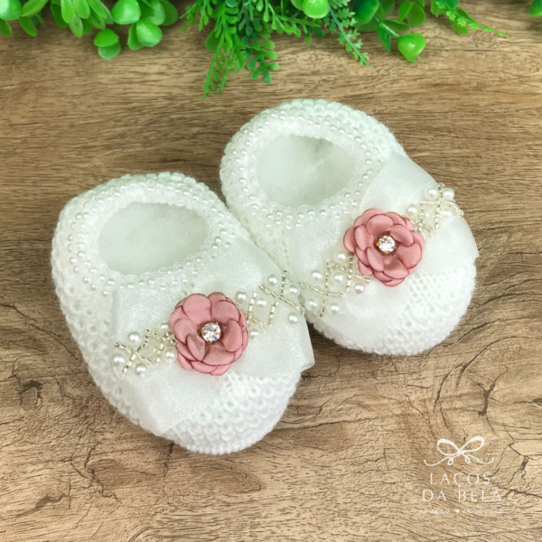 Sapatinho em Tricot Branco Flor e Pérolas – Rosa Chá