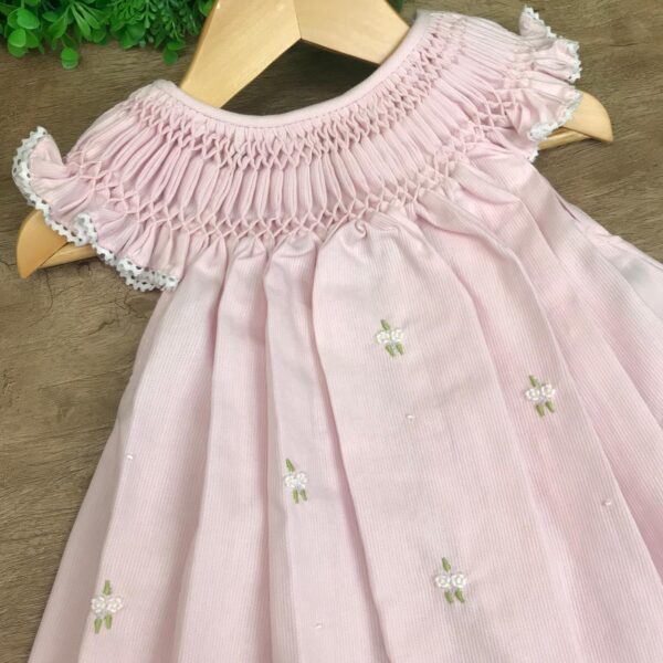 Vestido Casinha de Abelha Rosa Bebê com Bordado em Flor Branca - Image 2