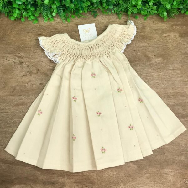 Vestido Casinha de Abelha Bege com Bordado Rosa - Image 3